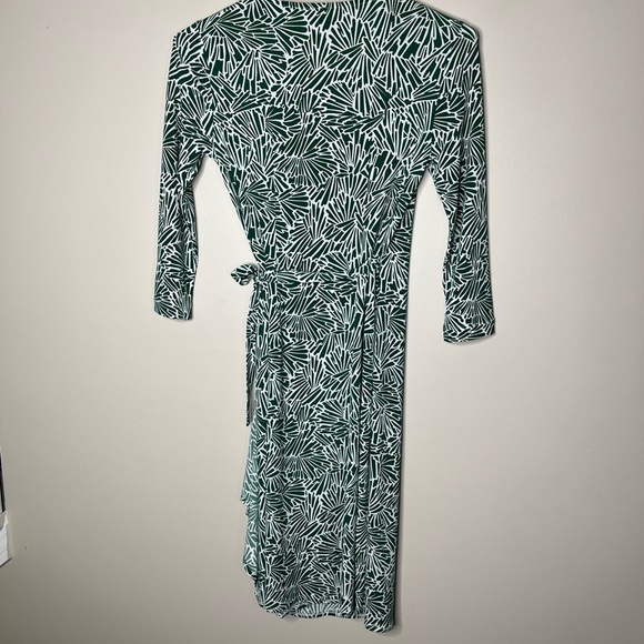 BCBG Maxazria Wrap Green and White Abstract Print Dress with Tie at side size S - Picture 3 of 13